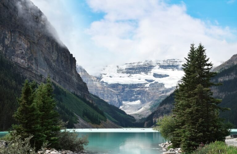 Landscape view of Lake Louise in Banff